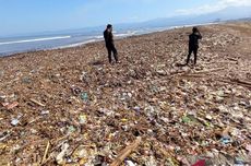 Diperkirakan Ada 200 Ton Sampah Tutupi Pantai Talanca di Sukabumi