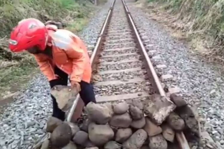 Tangkapan layar dari video di atas rel kereta api nampak adanya bebatuan.