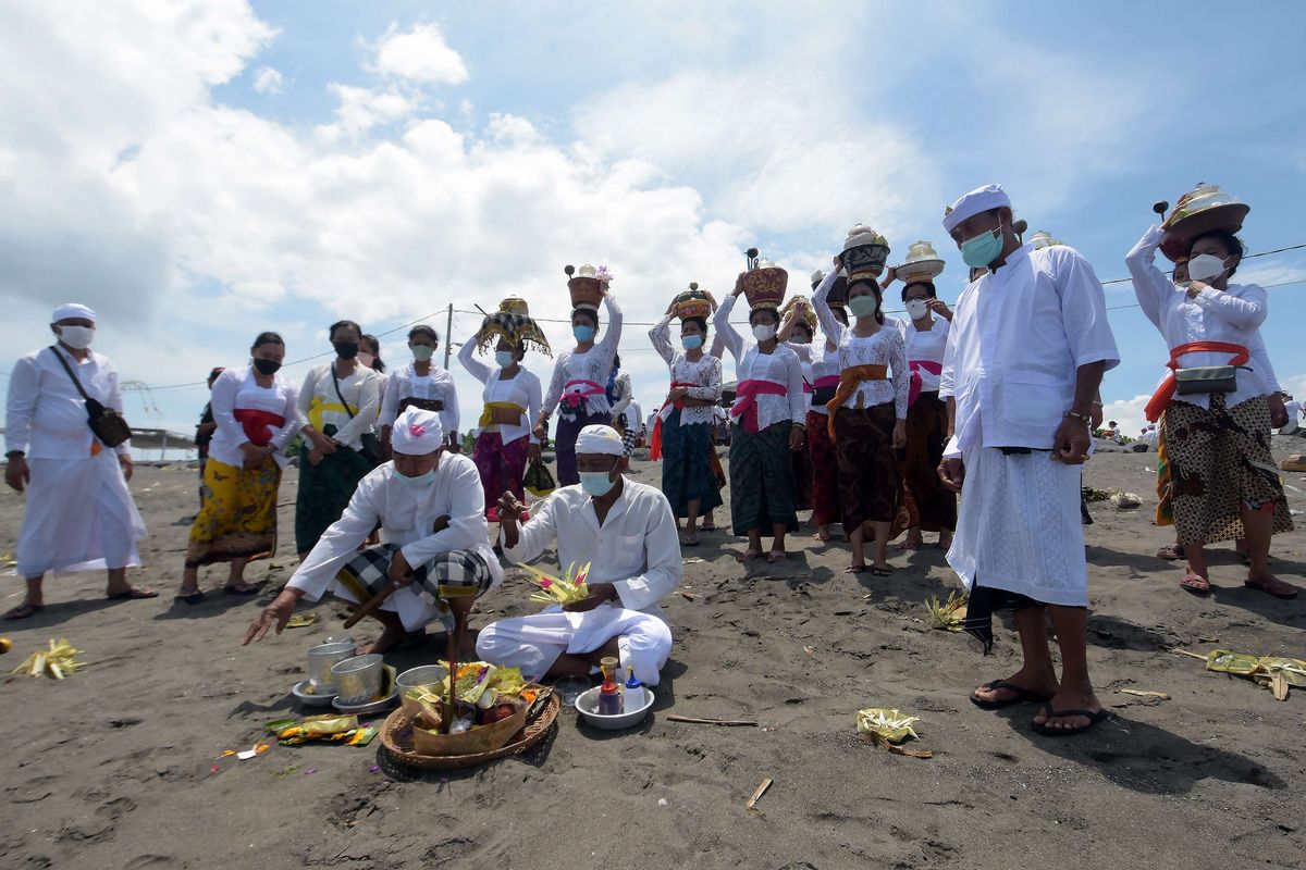 Umat Hindu melaksanakan persembahyangan saat upacara Melasti jelang Hari Raya Nyepi Tahun Baru Saka 1944 di Pantai Padang Galak, Denpasar, Bali, Senin (28/2/2022). Upacara yang serentak dilaksanakan umat Hindu se-Bali tersebut untuk menyucikan diri secara lahir dan batin dalam menyambut Hari Raya Nyepi Tahun Saka 1944 pada 3 Maret 2022 mendatang dengan tetap menerapkan protokol kesehatan dan membatasi jumlah umat guna mencegah penyebaran COVID-19 klaster upacara keagamaan.