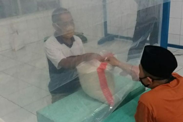 Pengumpulan zakat di Masjid Al Huda Desa Melung, Kecamatan Kedungbanteng, Kabupaten Banyumas, Jawa Tengah.