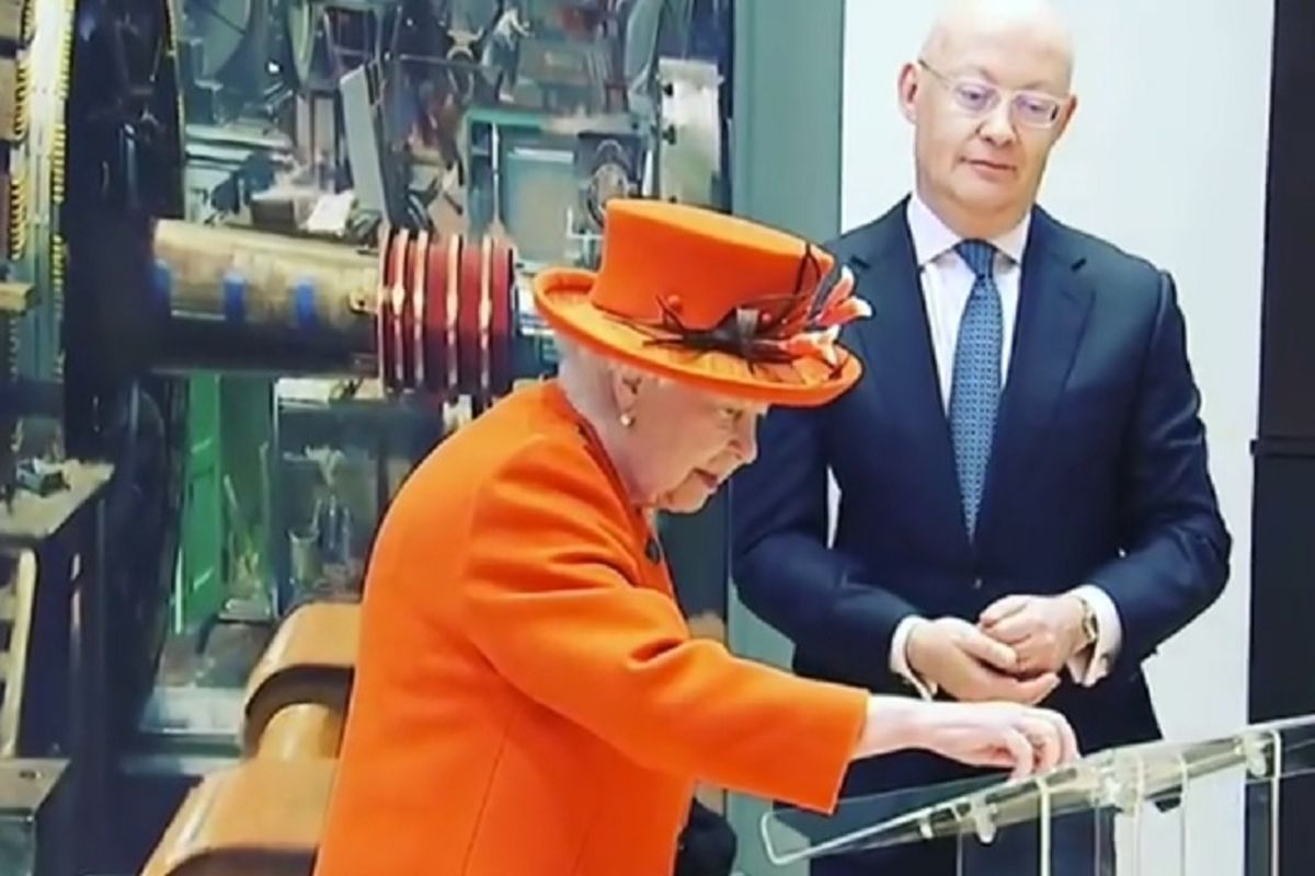Ratu Elizabeth II untuk kali pertama mengunggah sebuah postingan di akun resmi Instagram keluarga kerajaan Inggris di Science Museum, Kamis (7/3/2019). (Instagram/The Royal Family)