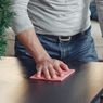 Tips Bersihkan Furnitur Kayu yang Terasa Lengket 