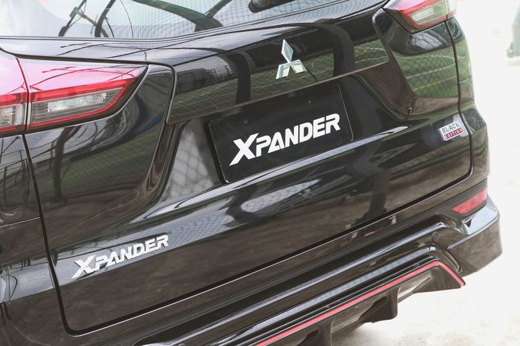 Mitsubishi Xpander Black Edition hadir dalam dua varian transmisi yakni manual dan AT. Mitsubishi menawarkan dua pilihan warna yakni quartz white pearl dan jet black mica. Xpander Black Edition dibanderol Rp 257,1 juta untuk transmisi manual dan Rp 267,5 juta untuk varian AT
