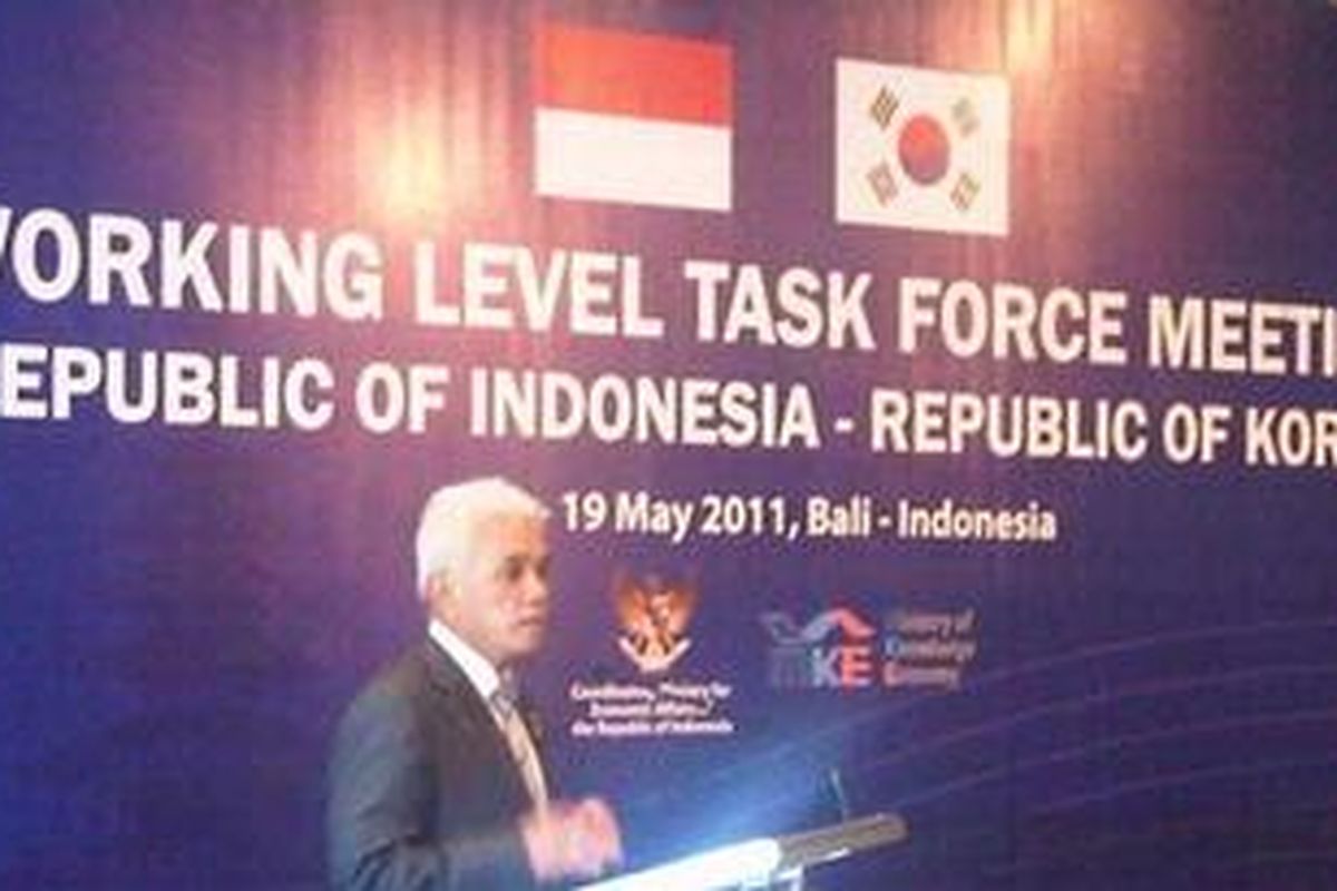 Menteri Koordinator Perekonomian Hatta Rajasa berbicara dalam acara Working Level Task Force Meeting Republik Indonesia dan Korea di Hotel Westin, Nusa Dua, Bali, Rabu (18/5/2011). Dalam kesempatan itu ditandatangani tujuh nota kesepahaman (Mou) antara Korea Selatan dan Indonesia. Delegasi Korea Selatan dipimpin oleh Menteri Ilmu Pengetahuan dan Perekonomian Korea Sel atan, Choi Joong-Kyung. Indonesia menawarkan proyek-proyek yang menjadi bagian dari Masterplan for Acceleration and Expansion of Indonesia Economix Development (Rencana Induk Percepatan dan Perluasan Ekonomi Indonesia/ MP3EI) 2011-2025 kepada pemerintah dan pebisnis Korea Selatan. 