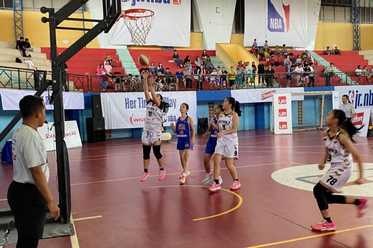 Jr NBA sukses menggelar turnamen basket 3x3 untuk anak muda di Surabaya, Jawa Timur. Babak final turnamen Jr NBA 3x3 Indonesia tersebut dilaksanakan di GOR Unesa mulai 30 September sampai 1 Oktober 2023.