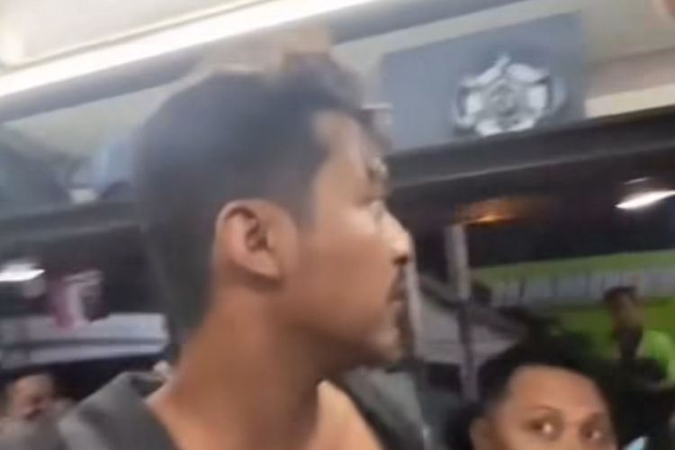 Potongan video viral seorang pria diduga ODGJ mengaku nabi di Terminal Purabaya-Bungurasih, Sidoarjo, Jumat (14/11/2025)