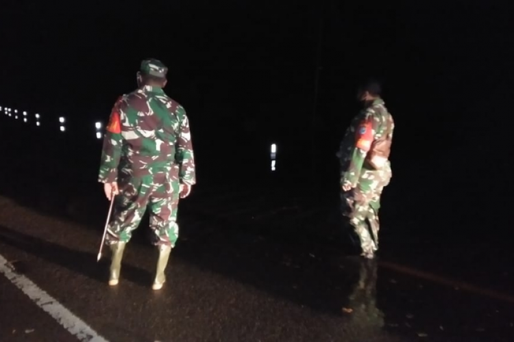 Dandim 1206 Putussibau Letkol Inf Jemy Oil beserta anggotanya meninjau lokasi banjir di Jalan Nasional Kalis-Purussibah, Kapuas Hulu, Kalimantan Barat, Kamis (20/5/2021). 
