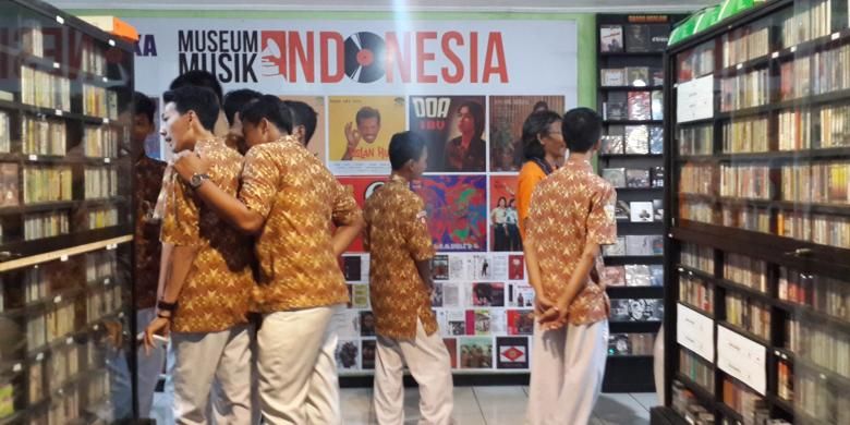 Sejumlah pelajar SMA Antartika Sidoarjo saat belajar sejarah musik di Museum Musik Indonesia, Kota Malang, Rabu (1/2/2017)
