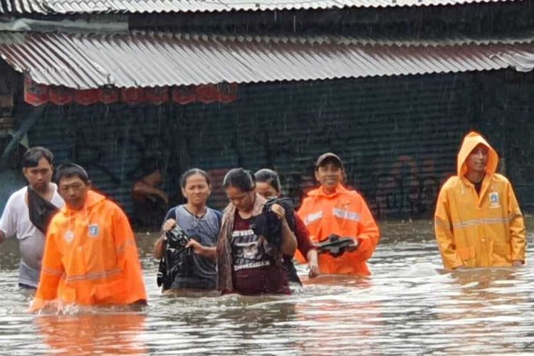 Banjir setinggi 1,5 meter menggenangi sejumlah RT di Kampung Makasar, Jakarta Timur, Rabu (1/1/2020)
