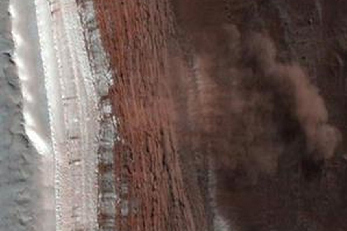 Longsoran yang pertama kali terekam di permukaan Mars diambil kamera wahana Mars Reconnaissance Orbiter (MRO) pada 19 Februari 2008. 