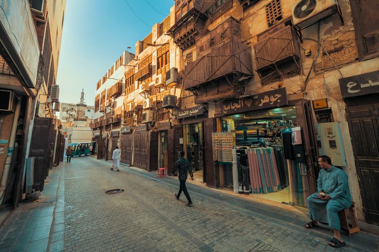 Sebuah jalan di Jeddah, Arab Saudi. Jeddah, sebagai pintu masuk ke Mekkah, merupakan salah satu Situs Warisan Dunia UNESCO yang ada di Arab Saudi.