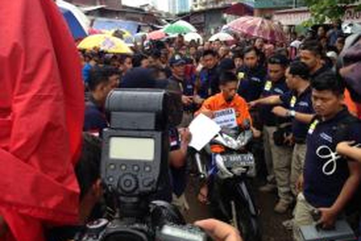 Tersangka pembunuh AAP (12), Rizal Anwar (berkemeja oranye), menjalani rekonstruksi kasusnya sendiri di Rusun Karet Tengsin, Kelurahan Karet Tengsin, Kecamatan Tanah Abang, Jakarta Pusat, Minggu (29/11/2015) siang. 








