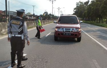 Penyekatan jalan untuk mencegah mobilitas tinggi di Riau.