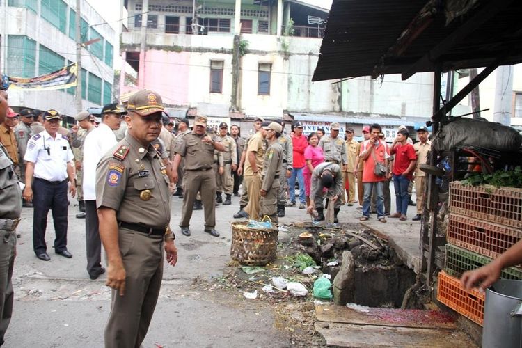 Suasana saat penertiban pedagang kaki lima di Pasar Kampung Lalang.