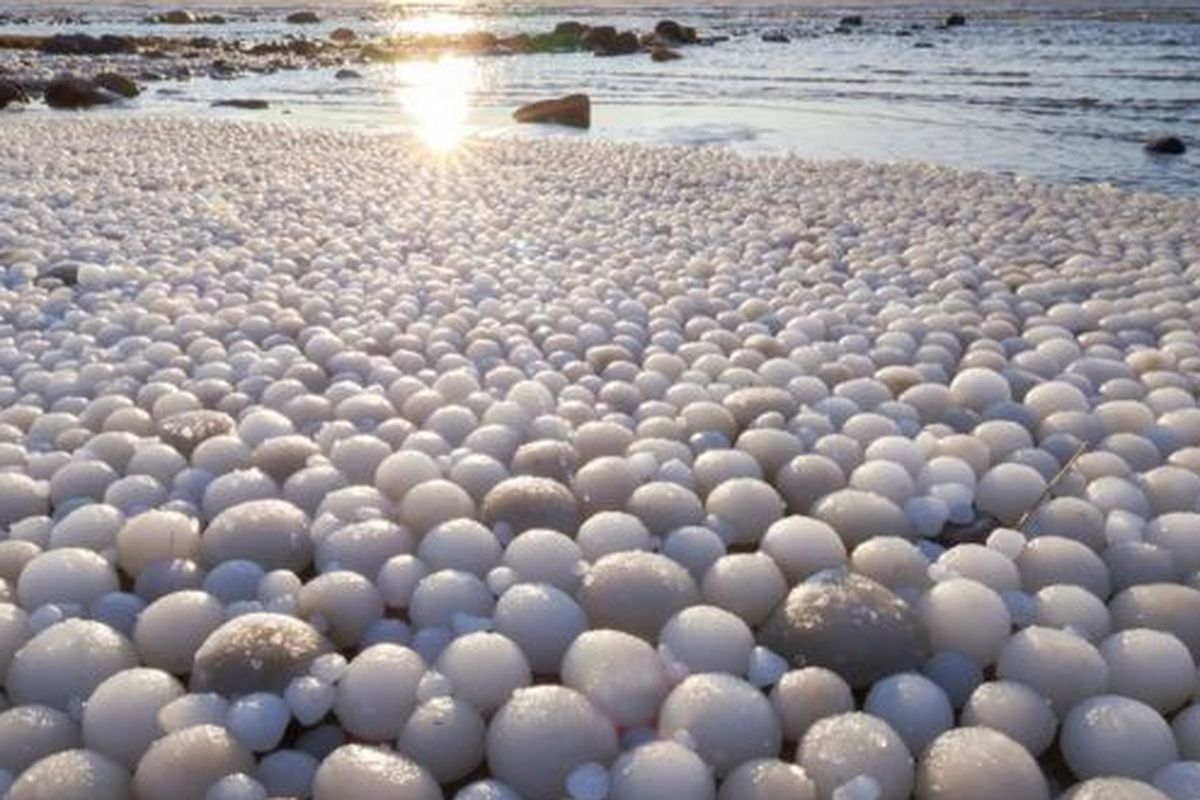 Fenomena telur es di Pulau Hailuoto, Finlandia.