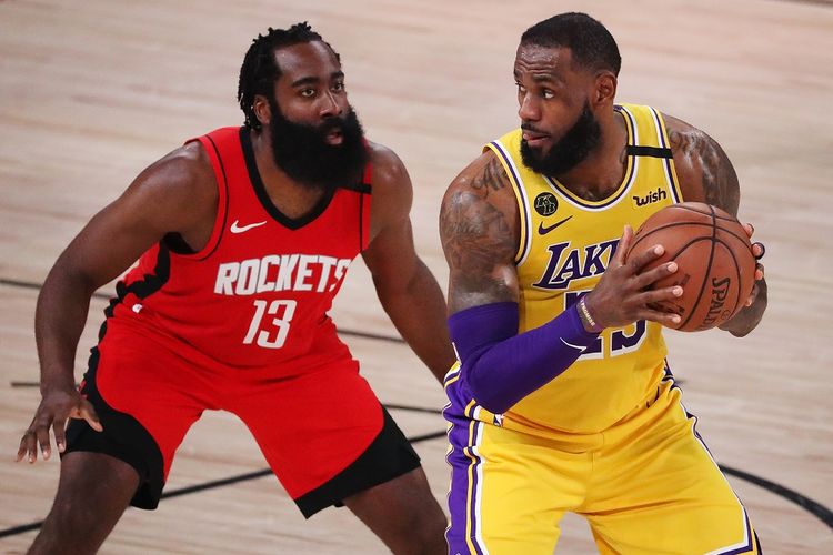 James Harden (kiri) dan LeBron James (kanan) tengah berdel apda gim 4 playoffs NBA Wilayah Barat, 10 September 2020.
