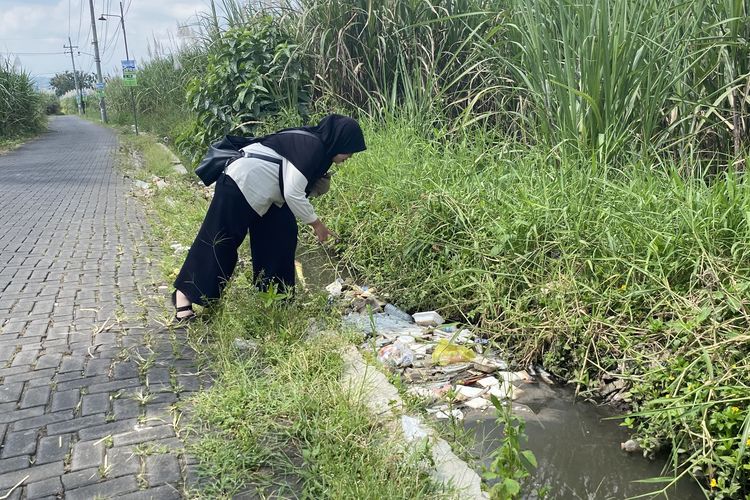 Limbah Medis Berserakan di Saluran Irigasi Kota Malang, Warga Was-was