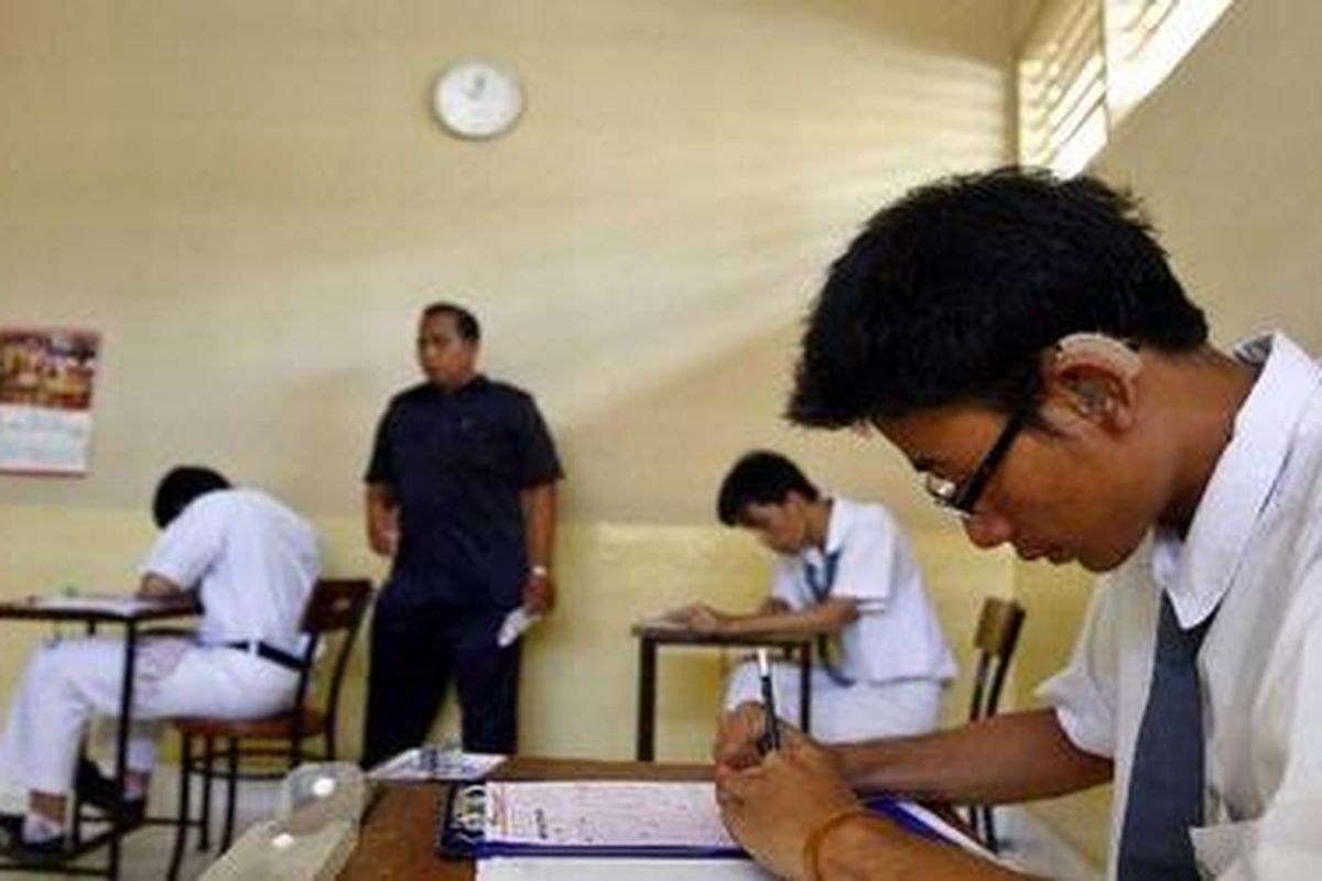 Pelaksanaan Ujian Nasional (UN) di SMA Luar Biasa Tuna Rungu Santi Rama, Jakarta Selatan. Senin (22/3/2010). Sebanyak 12 siswa mengikuti UN untuk mata pelajaran Bahasa Indonesia, Bahasa Inggris dan Matematika hingga Rabu (24/3/2010) mendatang.