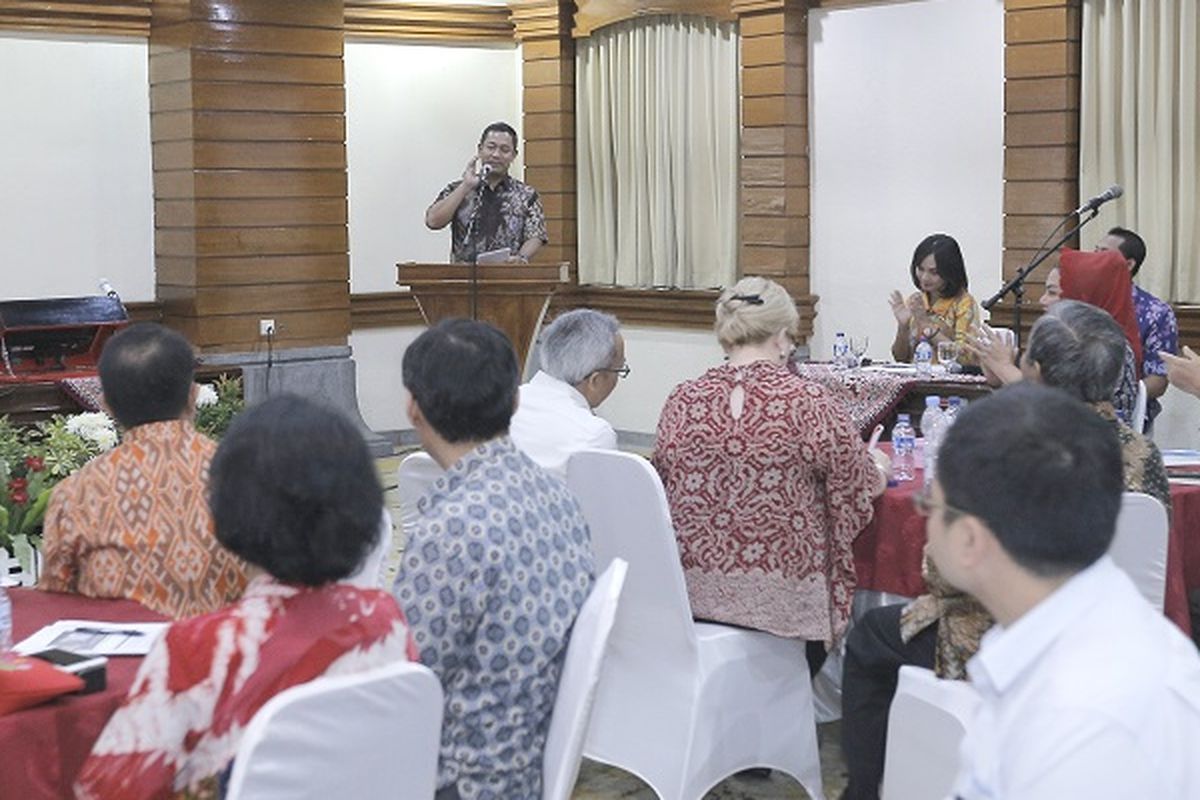 Sambutan Wali Kota Semarang Hendrar Prihadi tentang Kick Off Meeting Penyusunan Outline Bussiness Case (OBC) Project Pembangunan Instalasi Pengolah Sampah Menjadi Energi Listrik Berbasis Teknologi Ramah Lingkungan di ruang Komisi Kompleks Balai Kota Semarang, Selasa (22/1/2019).
