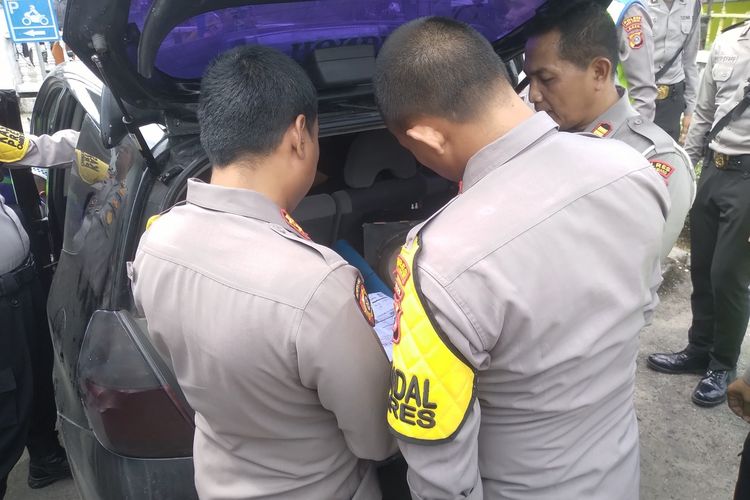 Polisi berhasil menggagalkan pengiriman 10 kilogram sabu-sabu dalam 10 bungkus di depan Polsek Kuala Simpang, Kabupaten Aceh Tamiang, Provinsi Aceh, Rabu (29/11/2023).