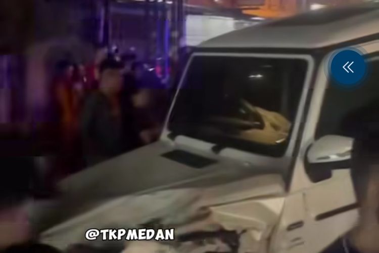 Kondisi mobil Mercy di Kota Medan usai menabrak 2 mobil dan sepeda motor, Rabu (8/5/2024) malam 