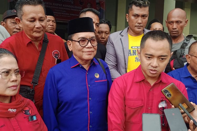 Sekretaris PDIP Jatim Untari (paling kiri) menyebut mesin partai sudah panas memenangkan pasangan ZR pada Pilkada Kabupaten Probolinggo. 