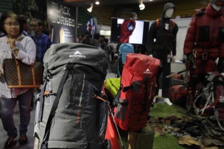 Berbagai produk outdoor ditawarkan dalam acara pameran Indonesia Outdoor Festival di Istora Senayan, Jakarta, Rabu (1/4/2015). Acara yang berlangsung hingga 4 April ini menawarkan berbagai perlengkapan luar ruang (outdoor) antara lain tenda, tas, sepatu, jaket, alat pancing, sepeda, hingga perahu karet.