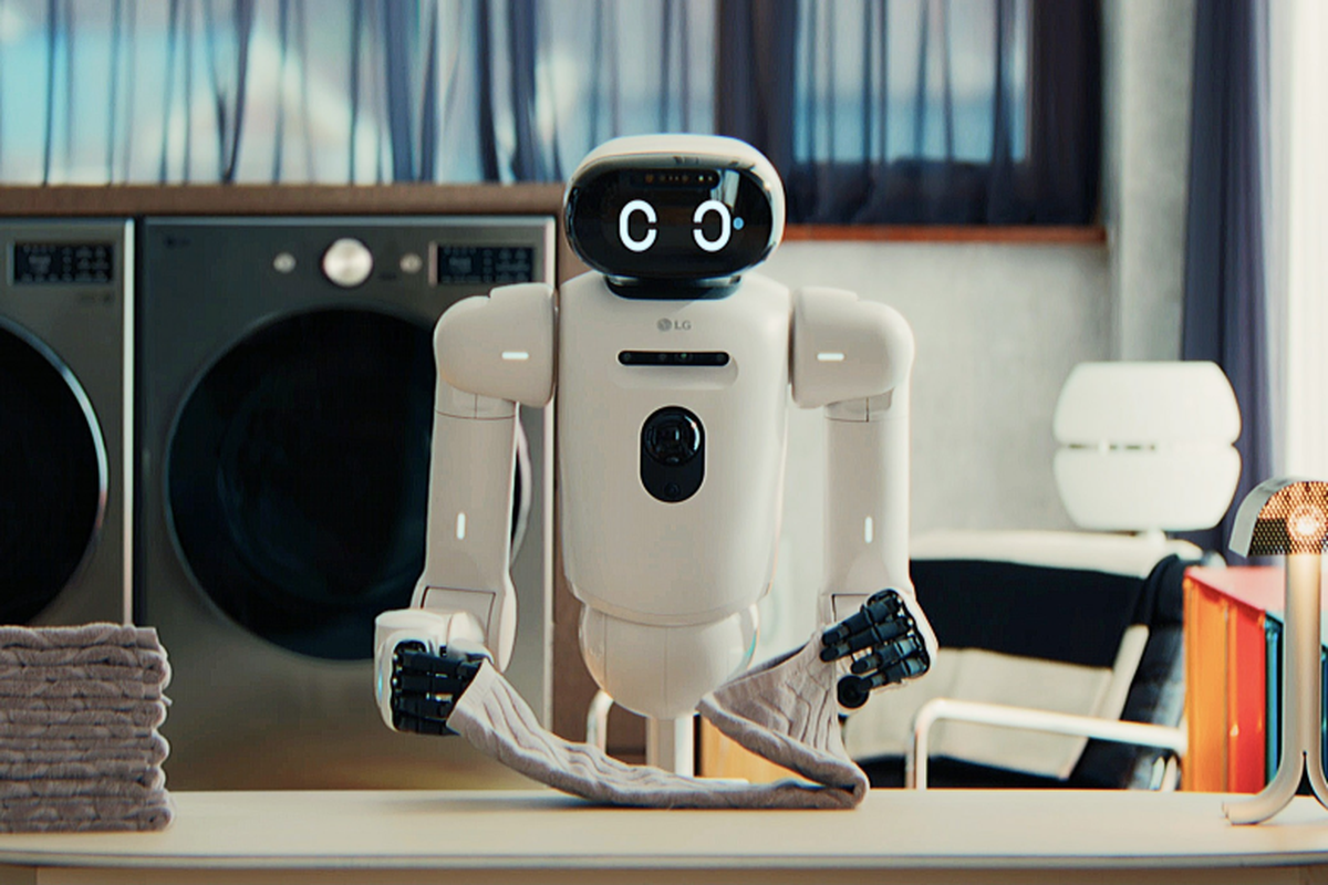 LG CLOiD, robot rumah tangga yang dirancang menyerupai manusia dengan dua lengan dan lima jari di setiap tangannya. Robot ini bukan sekadar mainan teknologi, melainkan "agen khusus rumah" yang mampu mempelajari lingkungan dan terus mengoptimalkan kinerjanya.