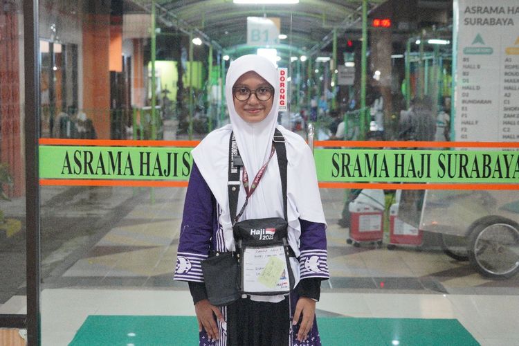Zahra Aqila Rahmah, perempuan muda berusia 18 tahun asal Kabupaten Gresik menjadi jemaah haji termuda dari Embarkasi Surabaya, Rabu (7/5/2025)