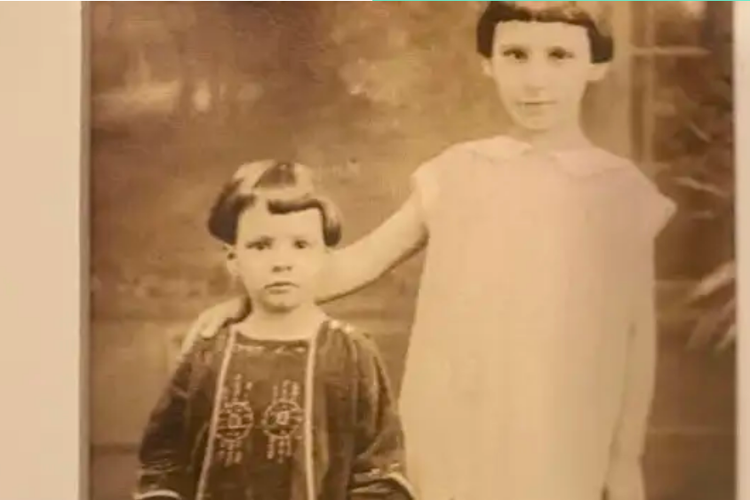 Kakak beradik Shirley Hodes dan Ruth Sweedler, sekitar tahun 1923