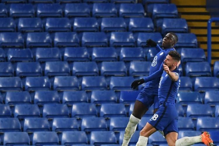 Kurt Zouma, bersama dengan Olivier Giroud, merayakan golnya ke gawang Leeds United pada laga lanjutan Liga Inggris Chelsea vs Leeds United di Stadion Stamford Bridge, London, pada Sabtu (5/12/2020).