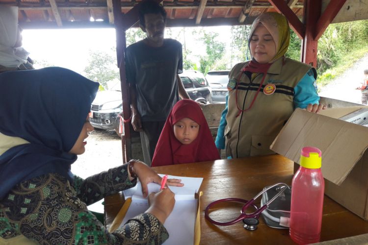 Petugas kesehatan Puskesmas Talegong memeriksa seorang anak pengungsi longsor di Desa Sukamaju Kecamatan Talegong di Posko Kesehatan, Kamis (20/02/20)