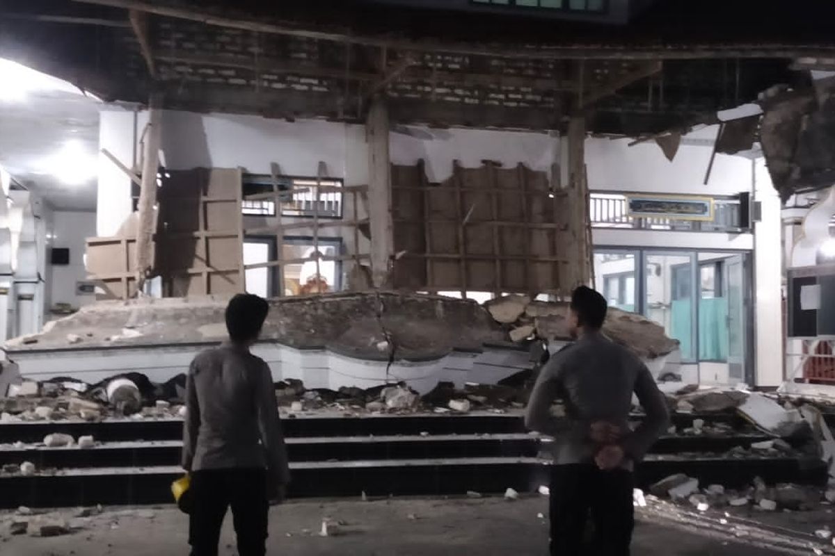Petugas kepolisian saat mengecek kerusakan masjid di TKP. Masjid Baiturrahman yang terletak di Desa Brakas, Kecamatan Pulau Raas, Kabupaten Sumenep, Jawa Timur, roboh menjelang shalat tarawih pada Kamis (6/3/2025).