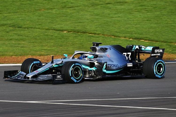 Valtteri Bottas saat menggeber mobil teranyar Mercedes di Sirkuit Silverstone, Inggris, pada Rabu (13/2/2019).