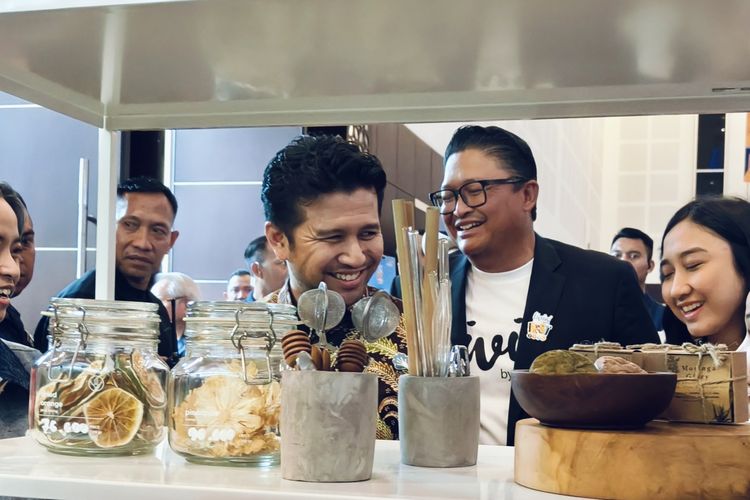 Wakil Gubernur Jawa Timur, Emil Dardak saat berdialog dengan salah satu tenant di sebuah festival di Grand City Convex Surabaya, Kamis (11/12/2025).