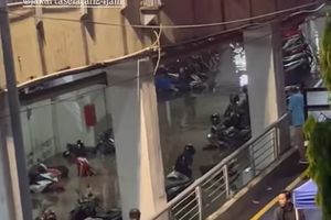 Banjir Rendam Parkiran Apartemen di Kemang, Sejumlah Motor Terendam