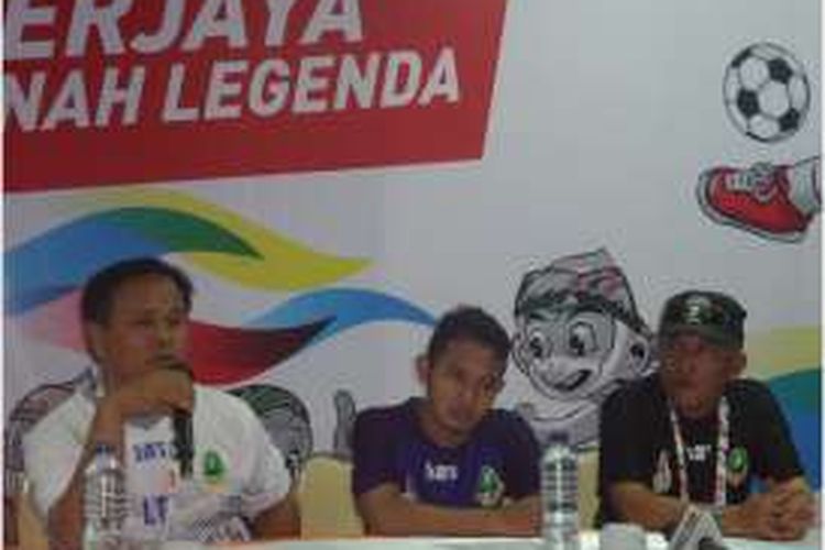 Pelatih tim Sepak Bola Jawa Barat, Lukas Tumbuan (kiri), berbincang pada sesi konferensi pers di Stadion Pakansari, Cibinong, Kabupaten Bogor, Rabu (14/9/2016).