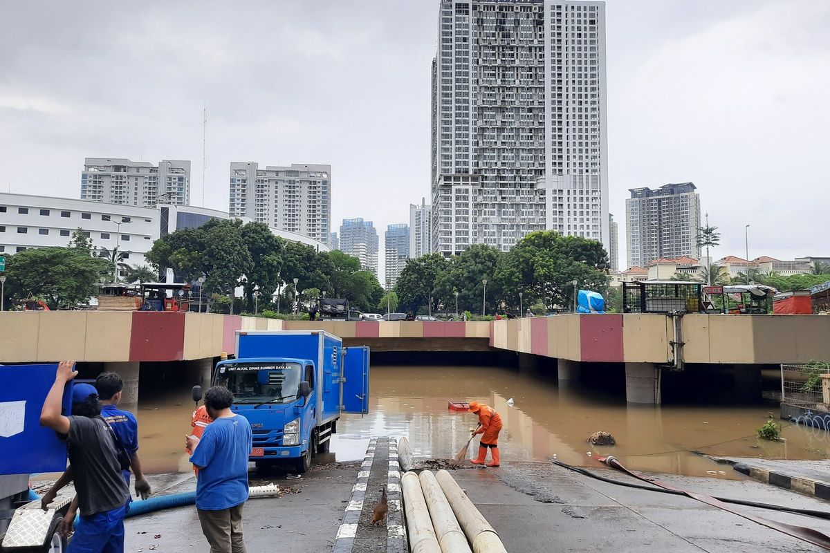 Underpass Gandhi di Kemayoran, Jakarta Pusat masih terendam 10 hingga 250 cm, Sabtu (25/1/2020)