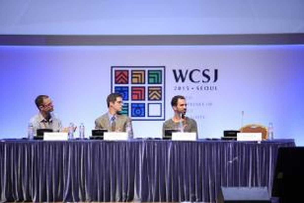 Sesi Data Jitsu dalam World Cobference of Science Journalists pada Kamis (11/6/2015) di Seoul. Dari kiri ke kanan adalah John Bohannon dari Harvard University, Justin Mayo dari Seattle Times, dan Jonathan Stray dari Columbia University.