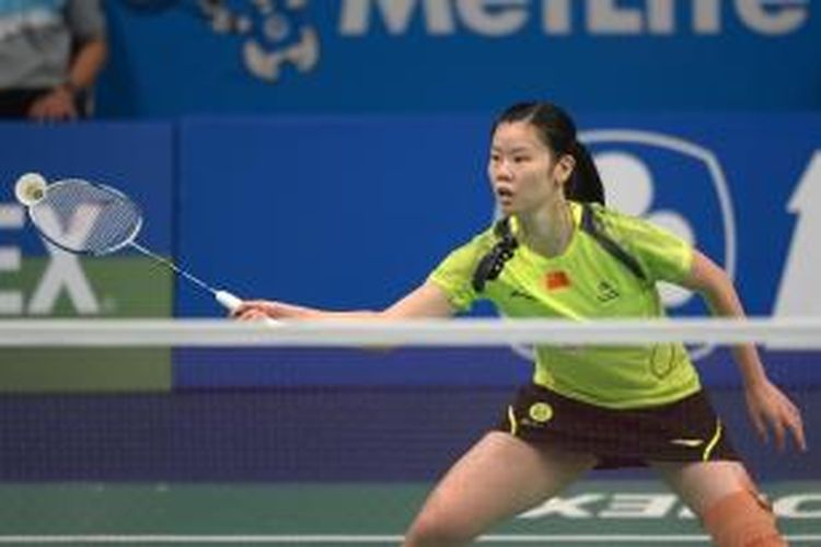 Pebulu tangkis tunggal putri Tiongkok, Li Xuerui, mengembalikan kok ke arah pemain Thailand, Nichaon Jindapon, pada semifinal BCA Indonesia Open, Sabtu (21/6/2014). Li mennag 21-19, 21-10.