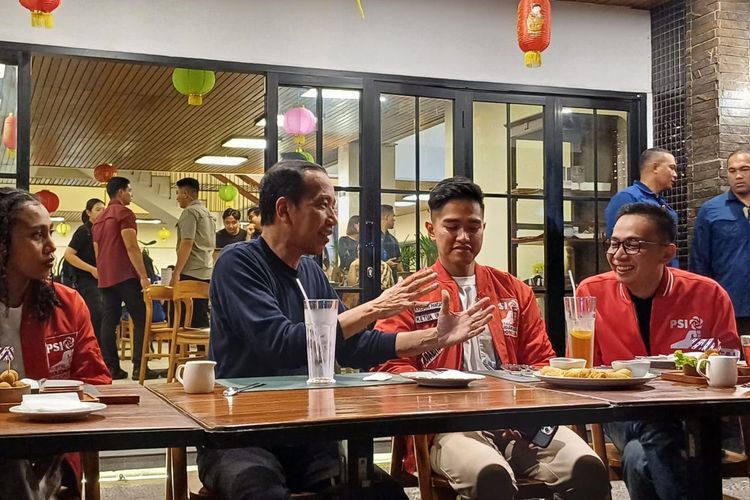 Jokowi, Kaesang, dan kader muda PSI makan malam di Bandung, Jawa Barat 