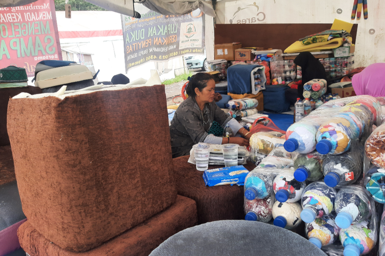 Aktivitas pengolahan sampah jadi sofa mewah di lapangan pengungsian Desa Penanggal, Kecamatan Candipuro, Kabupaten Lumajang, Jumat (25/3/2022)