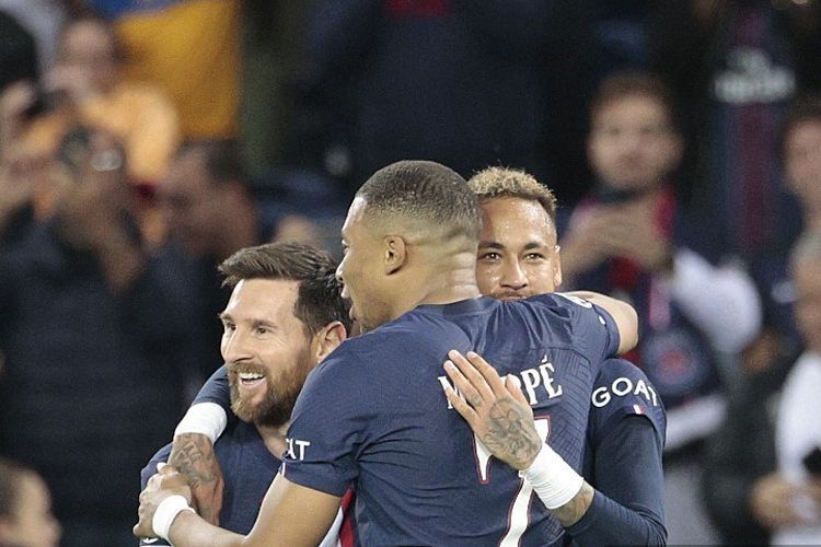 Lionel Messi, Neymar, dan Kylian Mbappe melakukan selebrasi bersama dalam laga Liga Champions 2022-2023 antara PSG vs Maccabi Haifa di Stadion Parc des Princes, 25 Oktober 2022. Trio Messi, Neymar, Mbappe akan kembali memimpin PSG dalam laga kontra Troyes pada pekan ke-13 Liga Perancis 2022-2023, Sabtu, 29 Oktober 2022.