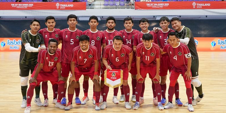 Para pemain Timnas Futsal Indonesia berpose sebelum laga pembuka SEA Games 2025 kontra Myanmar. Timnas Futsal Indonesia sukses mengalahkan Myanmar dengan skor 5-1 pada Senin (15/12). 