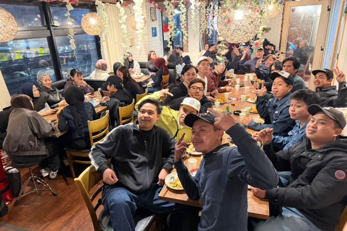 Sejumlah warga Indonesia yang berada tidak mudik dan tetap berada di Jepang, kumpul bersama merayakan Lebaran di Garuda Cafe Kamata, Tokyo, Sabtu (21/3/2026) malam.