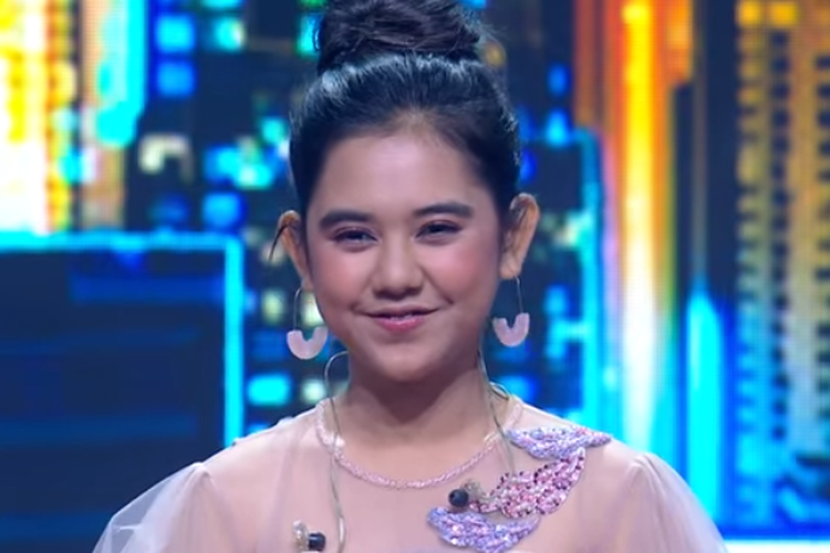 Ziva Magnolya tampil dalam babak Spektakuler Show Top 10 Indonesian Idol.