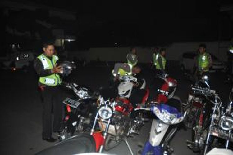 Polisi memeriksa motor hasil razia Minggu (1/3/2015) dinihari di Mako Sat Lantas Polres Semarang