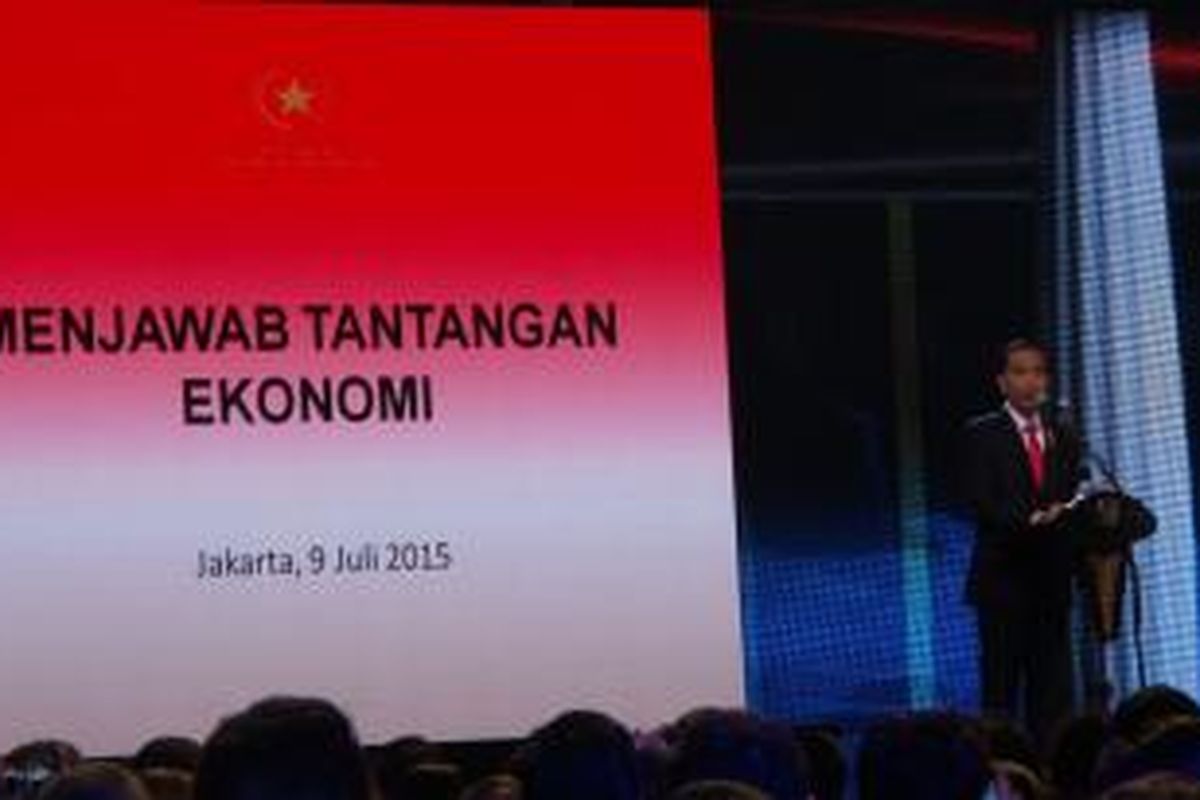 Presiden Joko Widodo menjawab tantantan ekonomi dalam acara yang diselenggarakan Ikatan Sarjana Ekonomi Indonesia (ISEI) di Jakarta Convention Center, Kamis (9/7/2015).