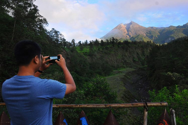 Minggu Gunung Merapi Keluarkan Awan Panas Guguran