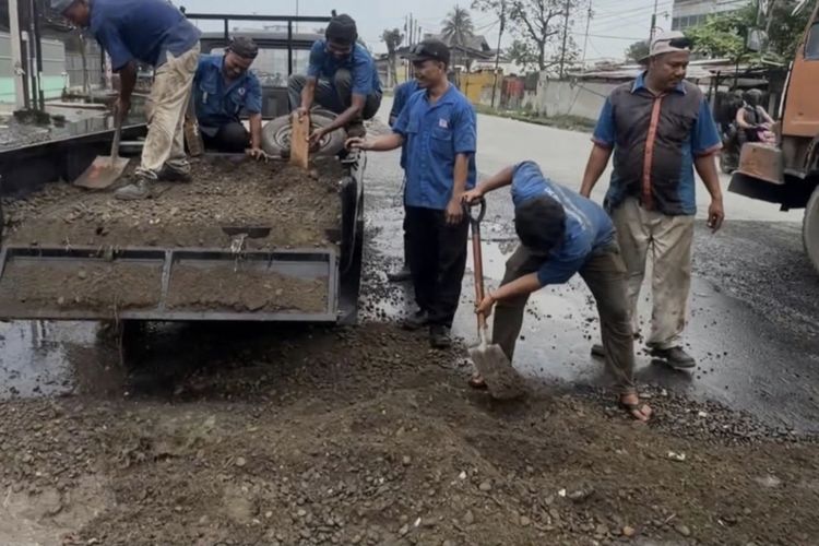 Warga Medan Gotong Royong Timbun Jalan Yos Sudarso Pakai Pasir, Resah Banyak Pengendara Terjatuh